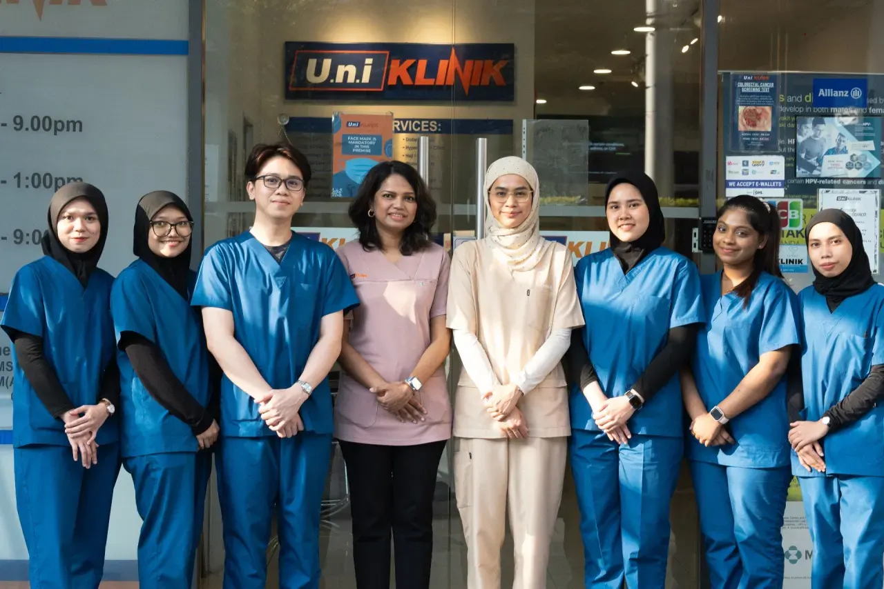 UNI Klinik Bandar Sunway doctors and clinical team in front of the clinic entrance